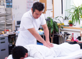 うしき院長による手技療法