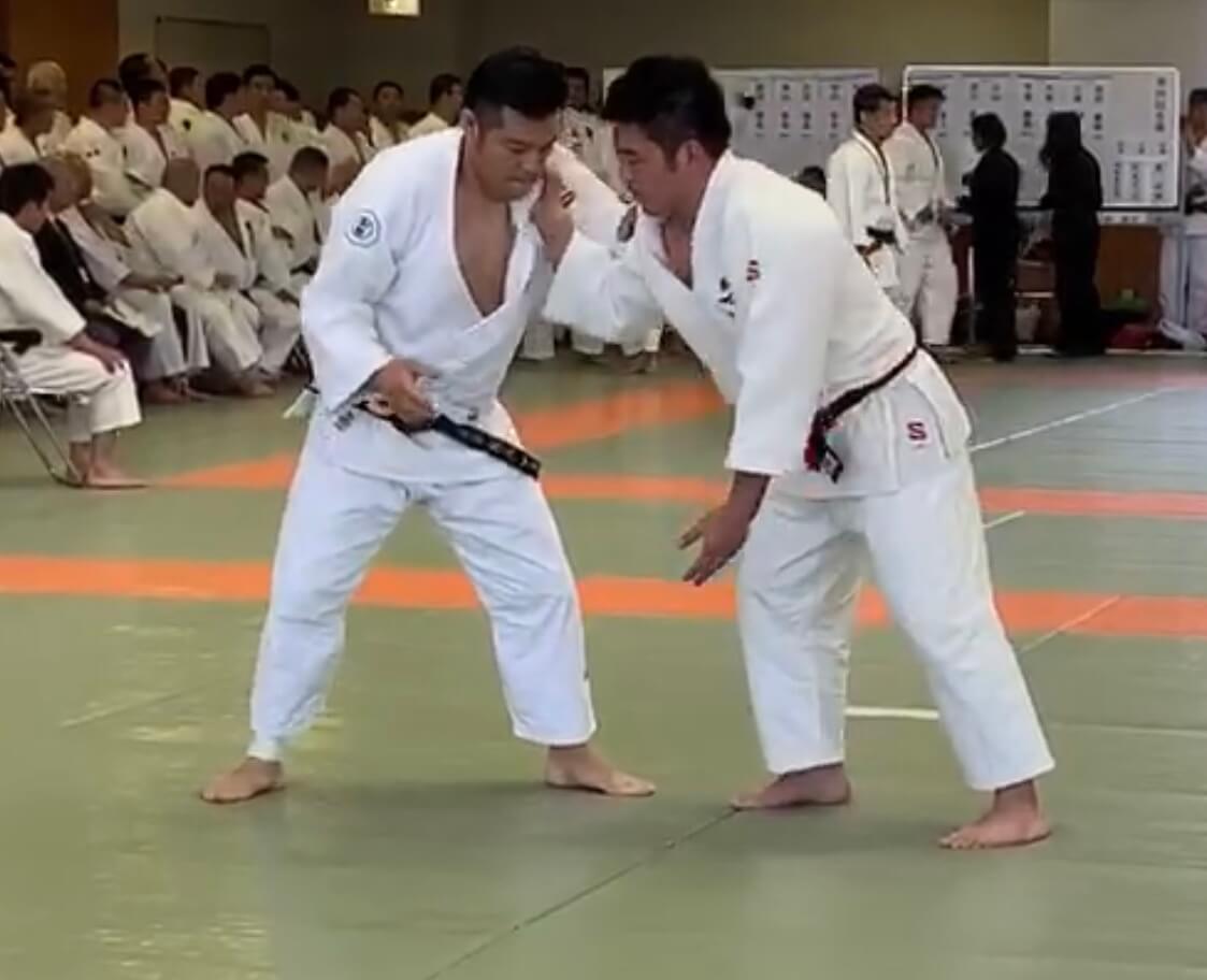 柔道をしている牛木幹人院長