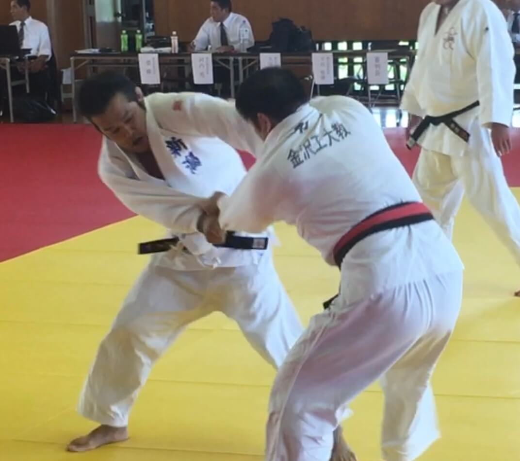 柔道をしている牛木幹人院長